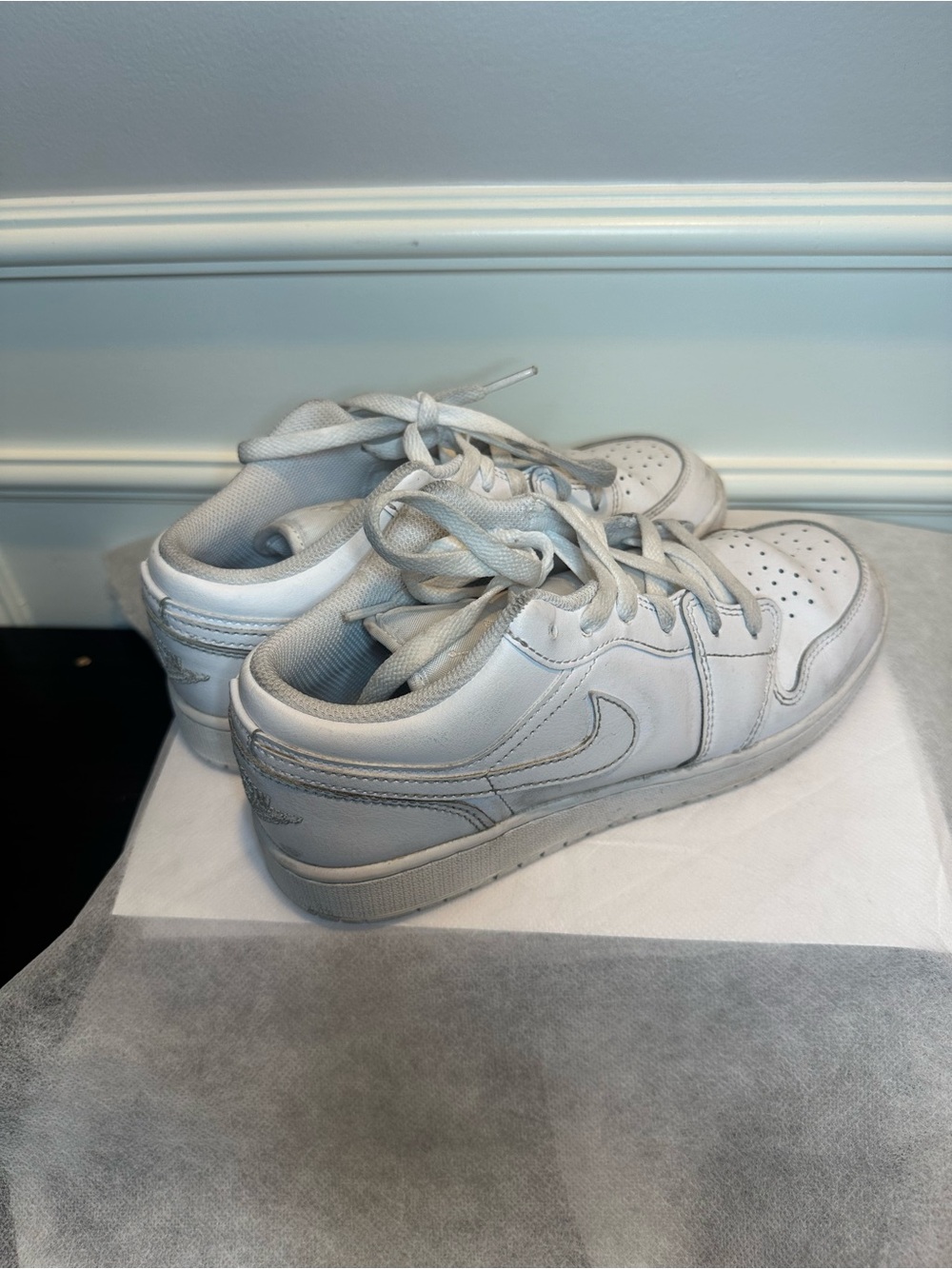 Nike Youth White Low-Top Sneakers with Swoosh US 6Y size